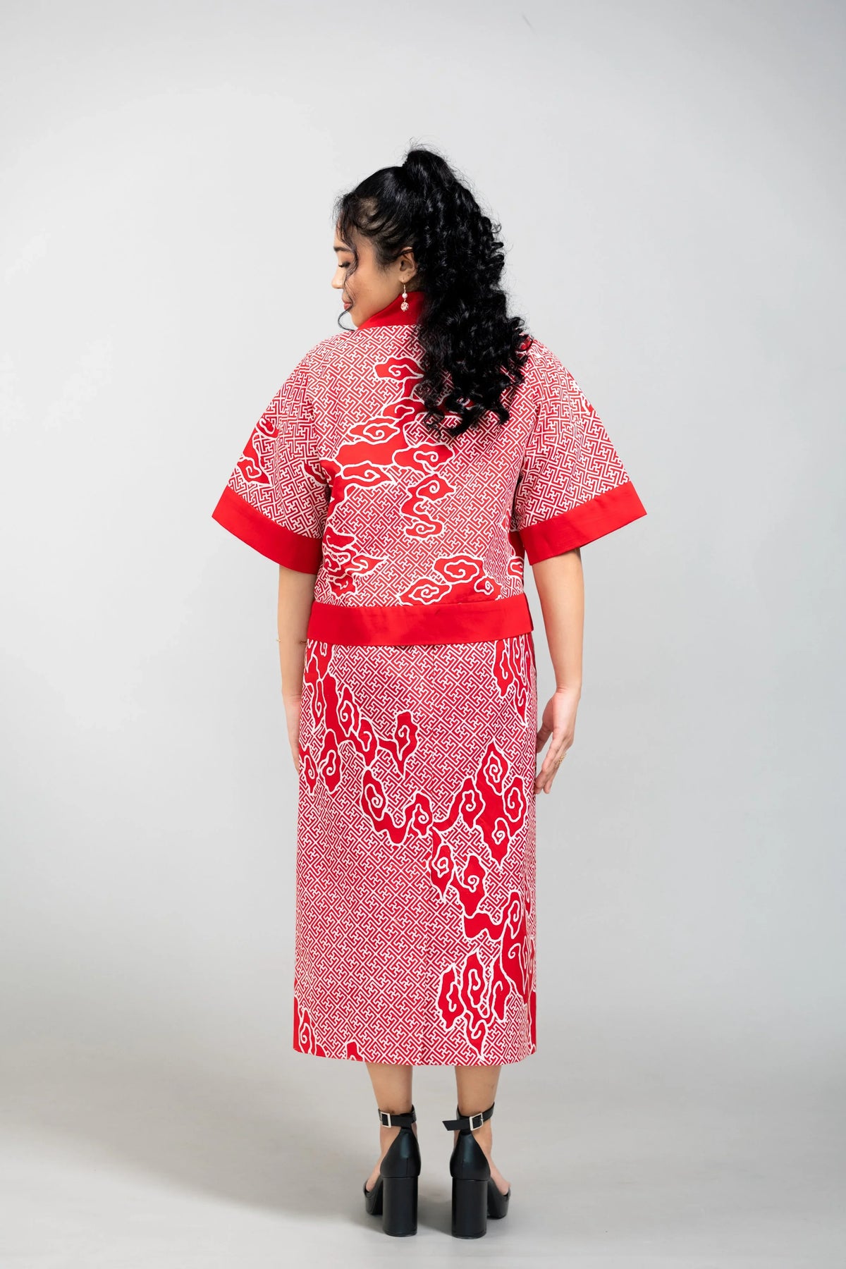 STUDIO GYPSIED | Batik Crop Jacket In Tumbuh Saga Seed Red