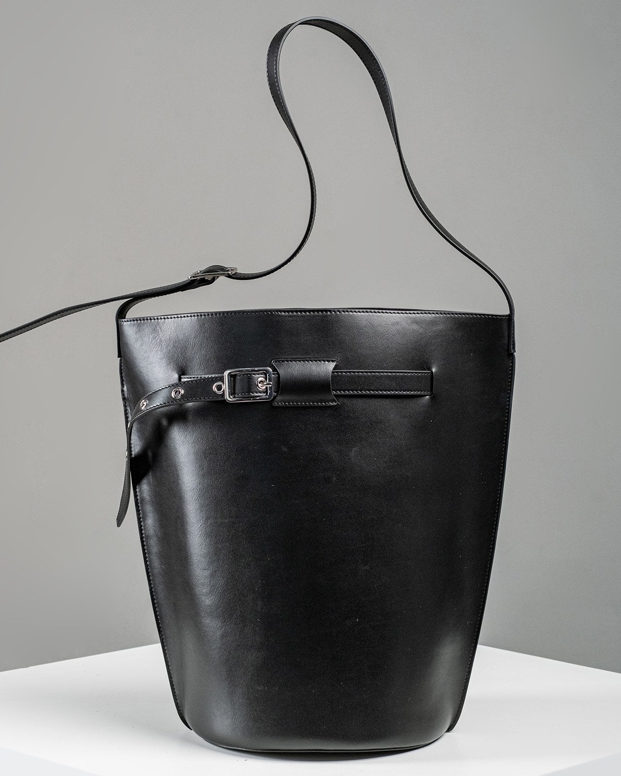 WU HAUS | Le Belt Black Lightweight Leather Bucket Shoulder Bag