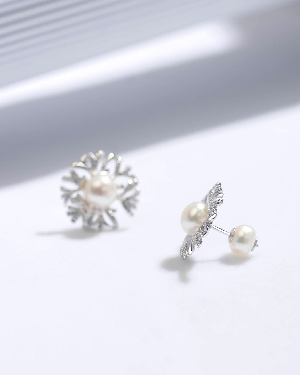 PEARLY LUSTRE | Elegant Freshwater Pearl Earrings WE00502 | GARDENS