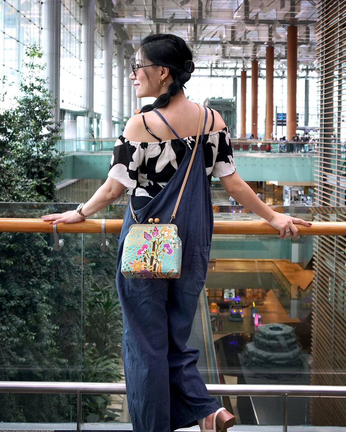 COCOONESE | Clasp Sling With Wooden Ball - Daylight Riddle (GN)