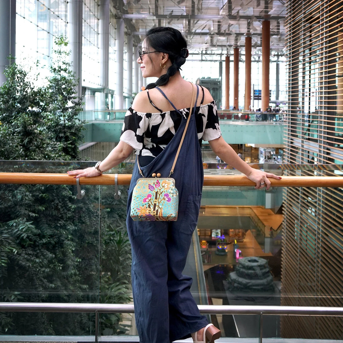 COCOONESE | Clasp Sling With Wooden Ball - Daylight Riddle (GN)