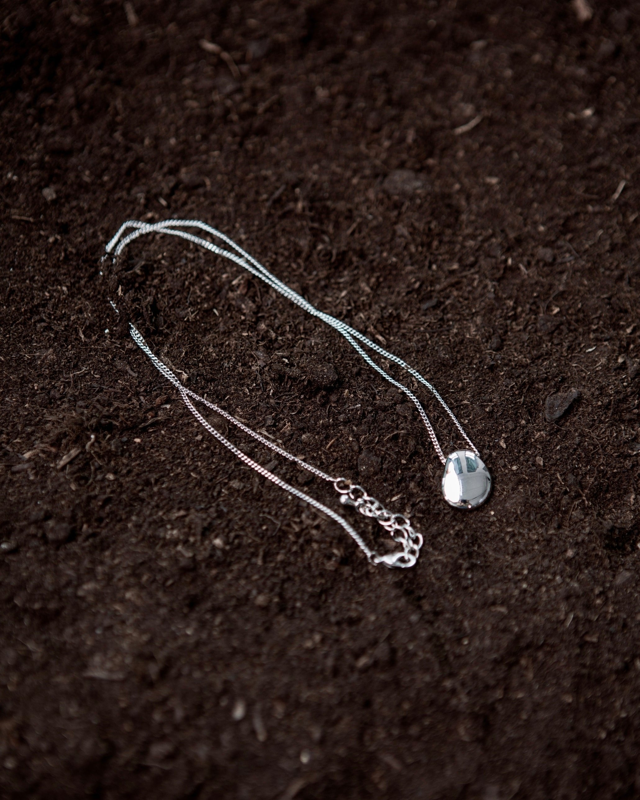 SAERO COLLECTIVE | Bulb Pendant Necklace