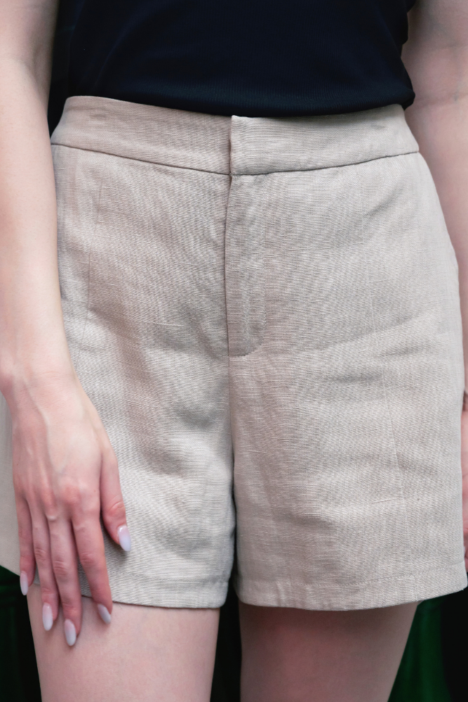 OLIVE BASICS | Joanna Expandable Pocket Shorts in TENCELâ„¢ Linen