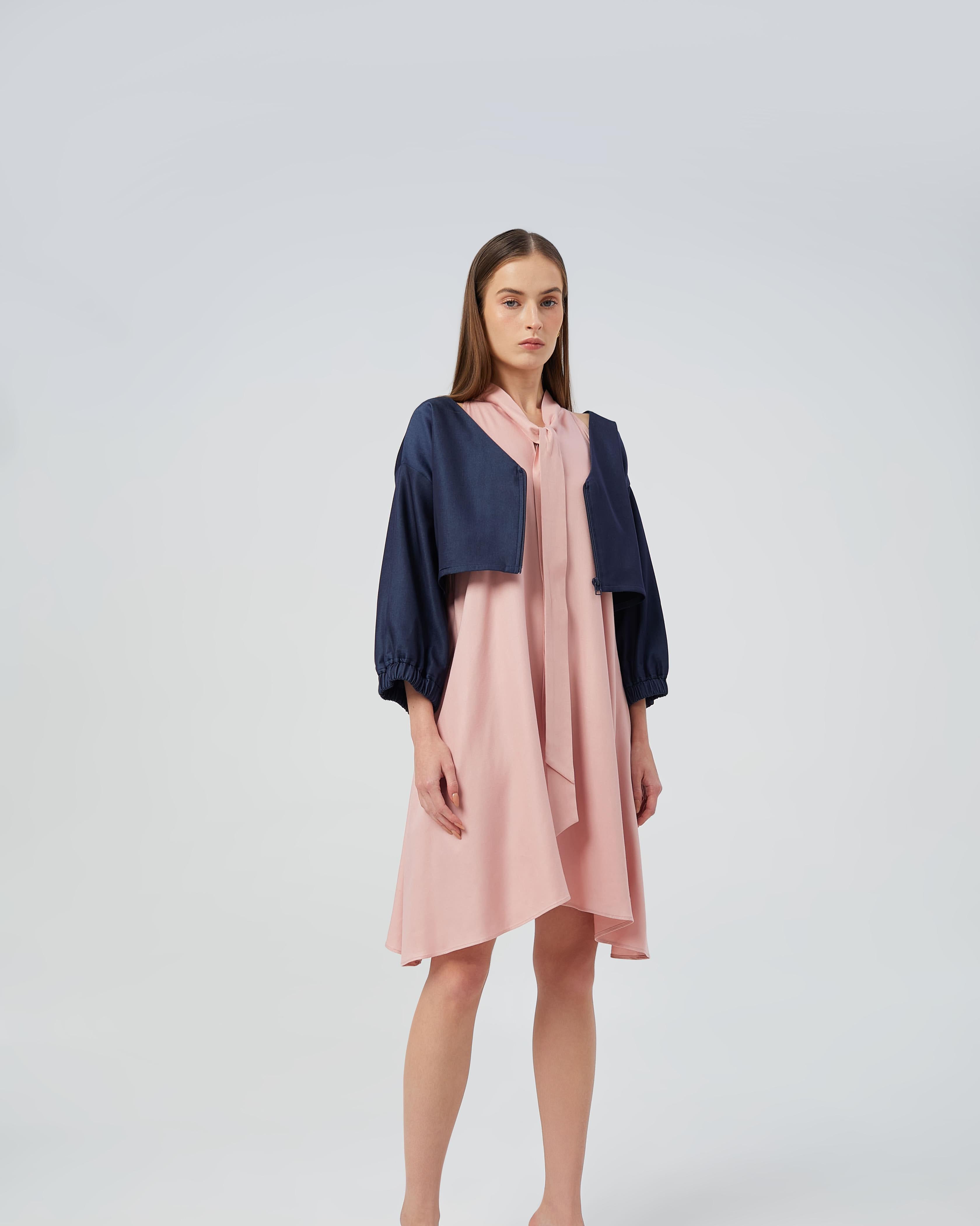 Cropped denim jacket with three-quarter balloon sleeves and a relaxed fit.