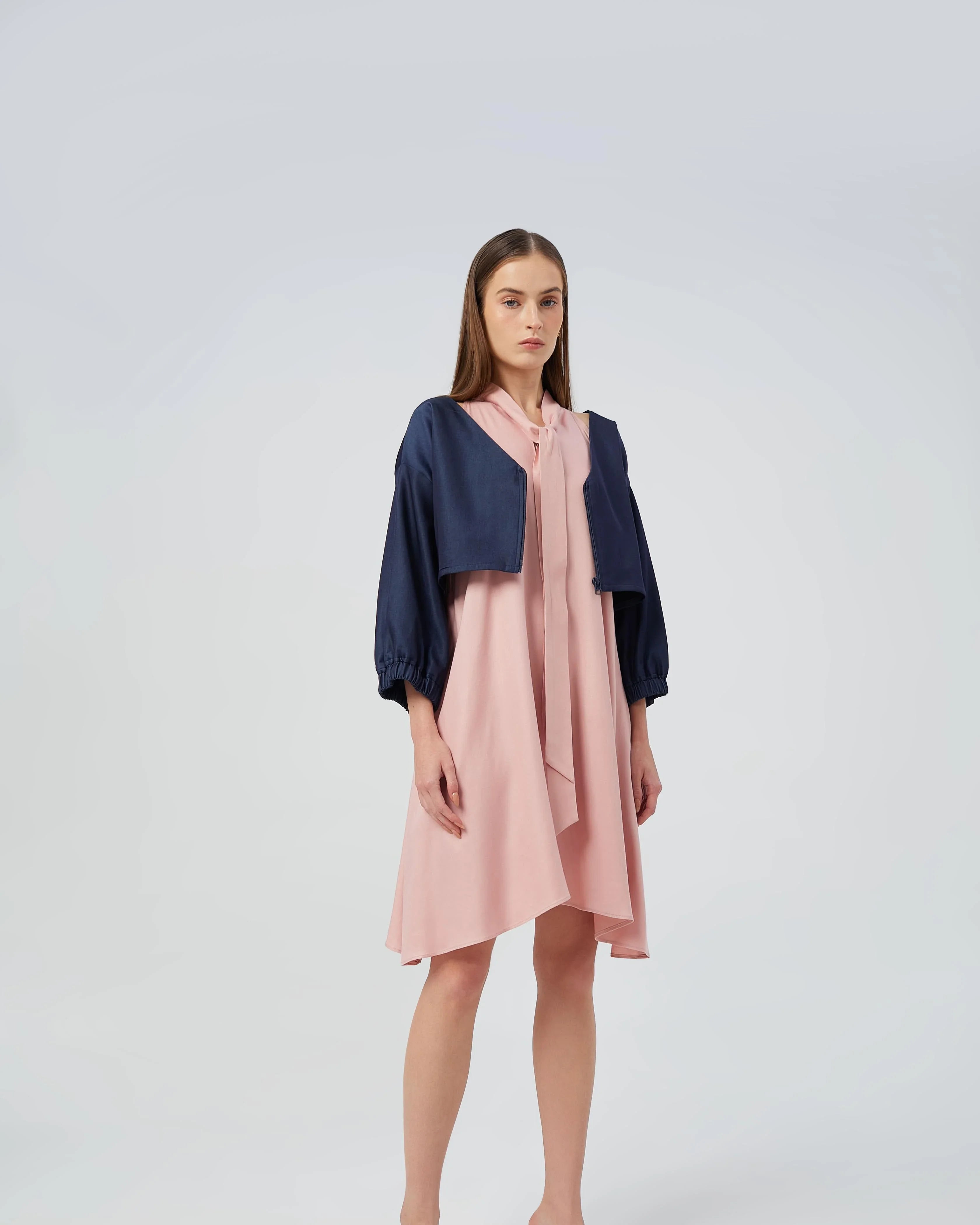 Cropped denim jacket with three-quarter balloon sleeves and a relaxed fit.