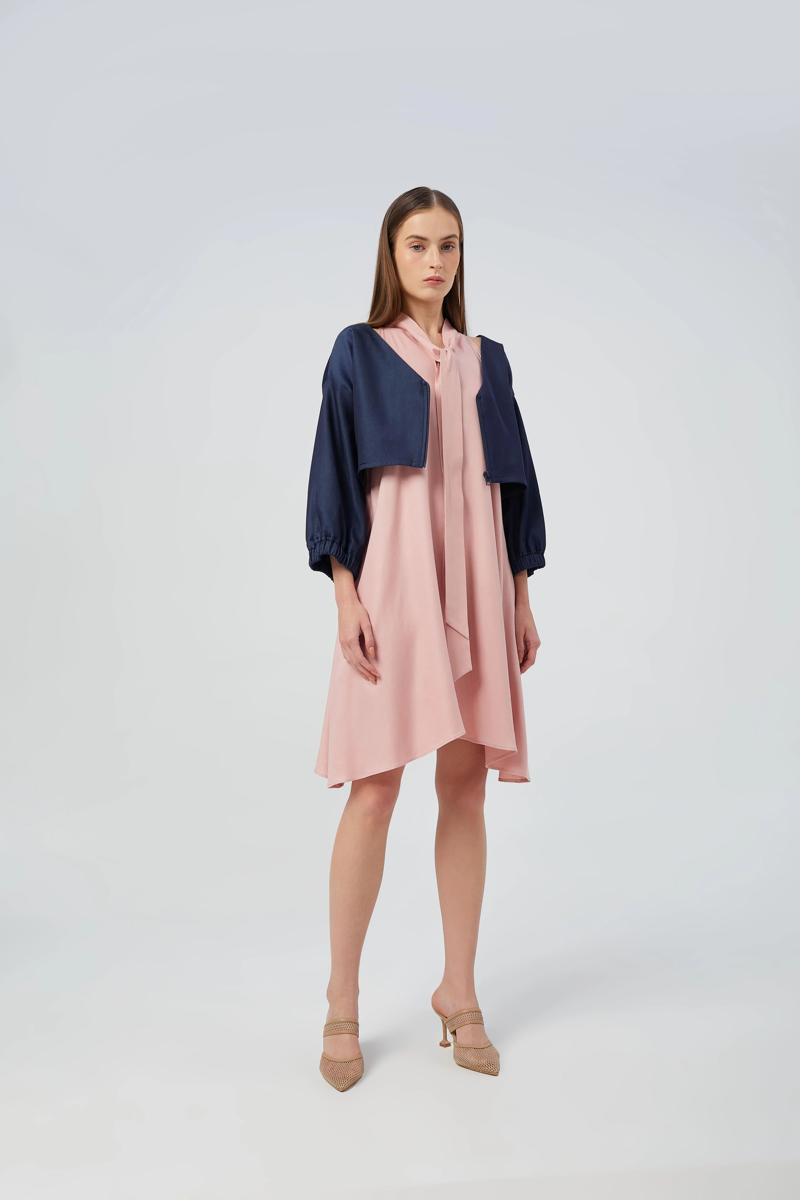 Cropped denim jacket with three-quarter balloon sleeves and a relaxed fit.
