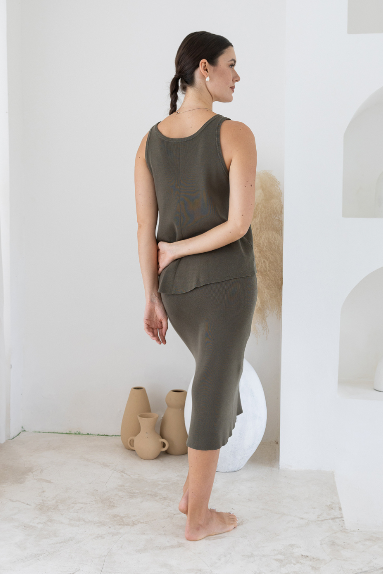 OLIVE BASICS | Sarah Reversible Button Tank