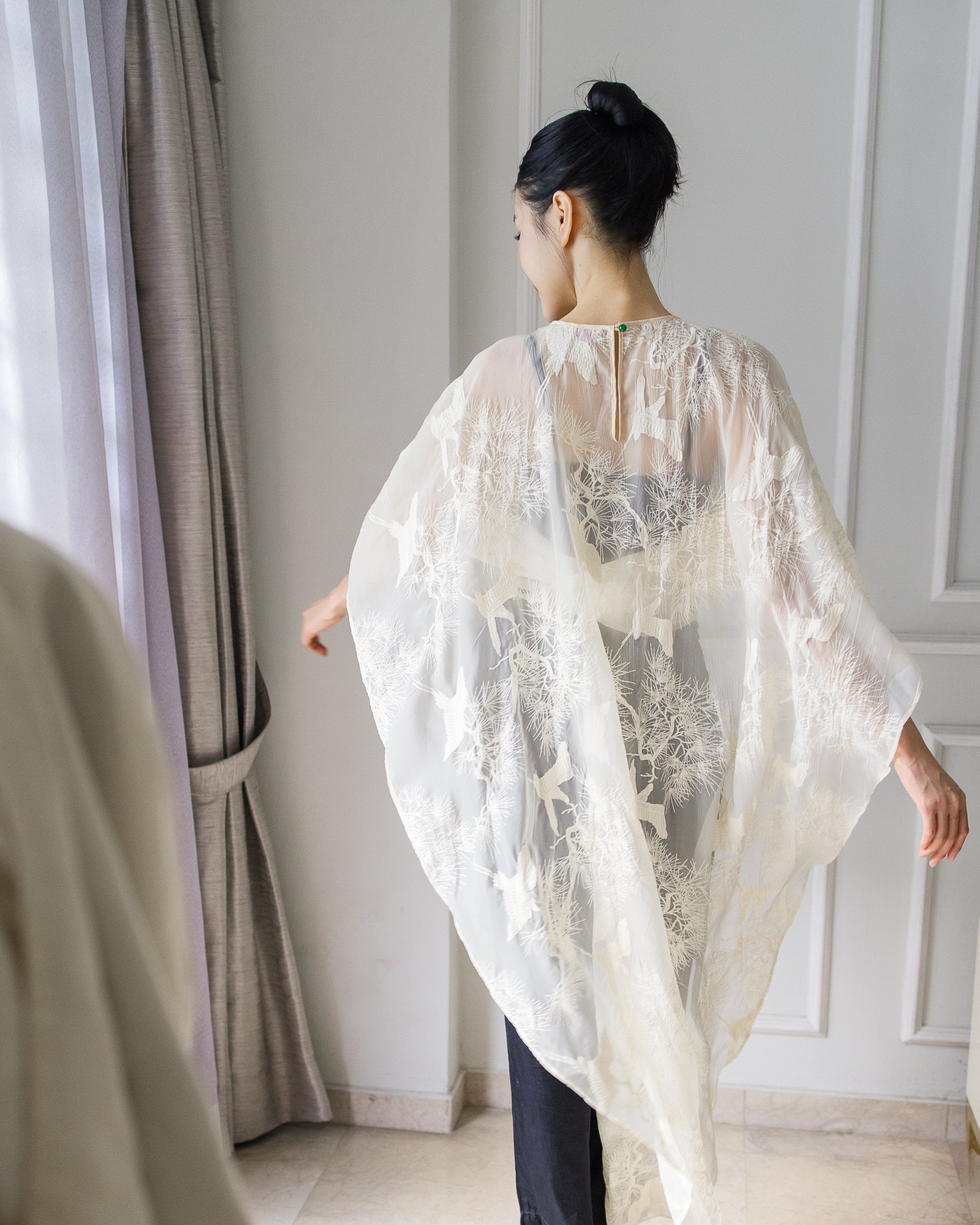 PAOPAO | 鹤 HÈ Sheer Cape