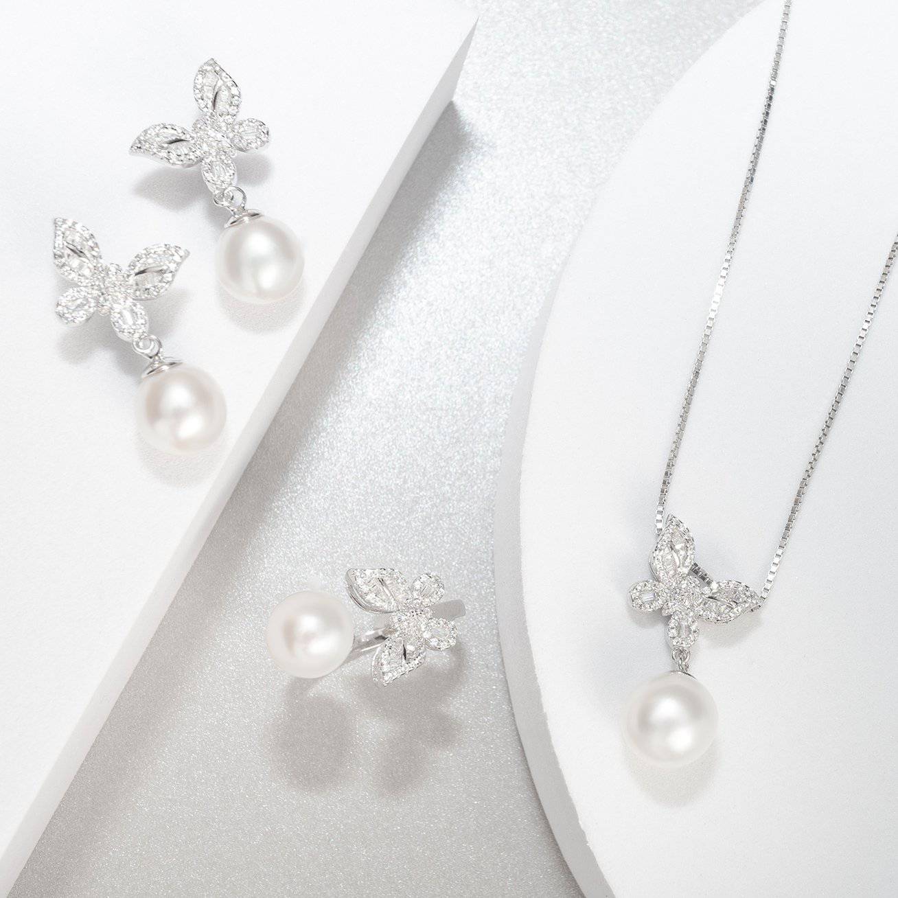 PEARLY LUSTRE | Elegant Freshwater Pearl Necklace WN00174 | GARDENS