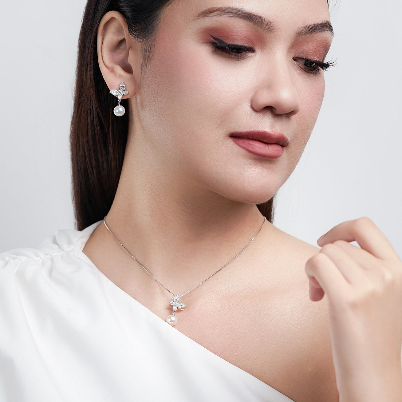 PEARLY LUSTRE | Elegant Pearl Earrings WE00179 | GARDENS