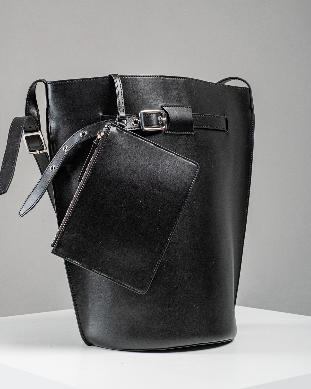 WU HAUS | Le Belt Black Lightweight Leather Bucket Shoulder Bag