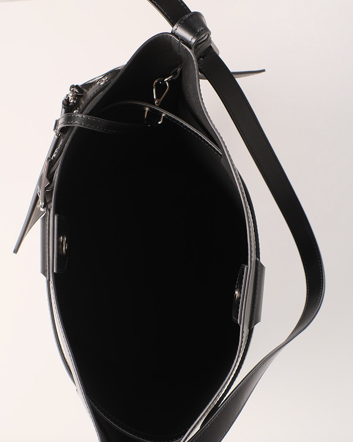 WU HAUS | Le Belt Black Lightweight Leather Bucket Shoulder Bag