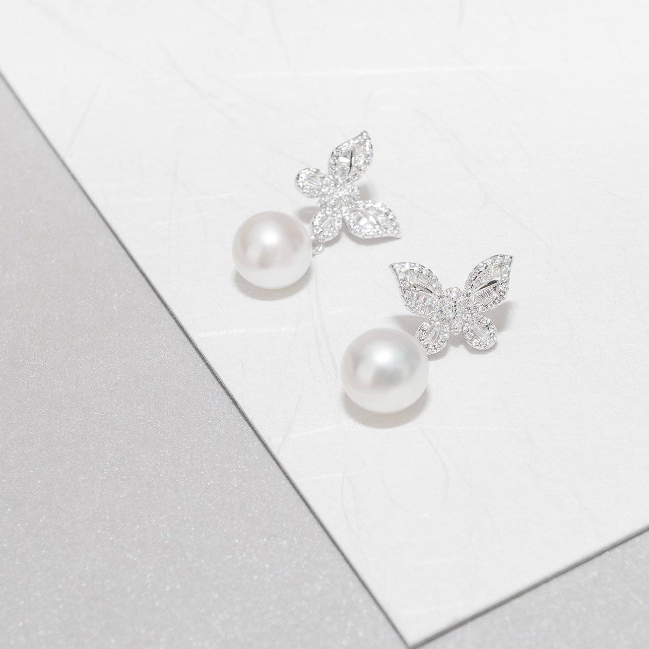 PEARLY LUSTRE | Elegant Pearl Earrings WE00179 | GARDENS