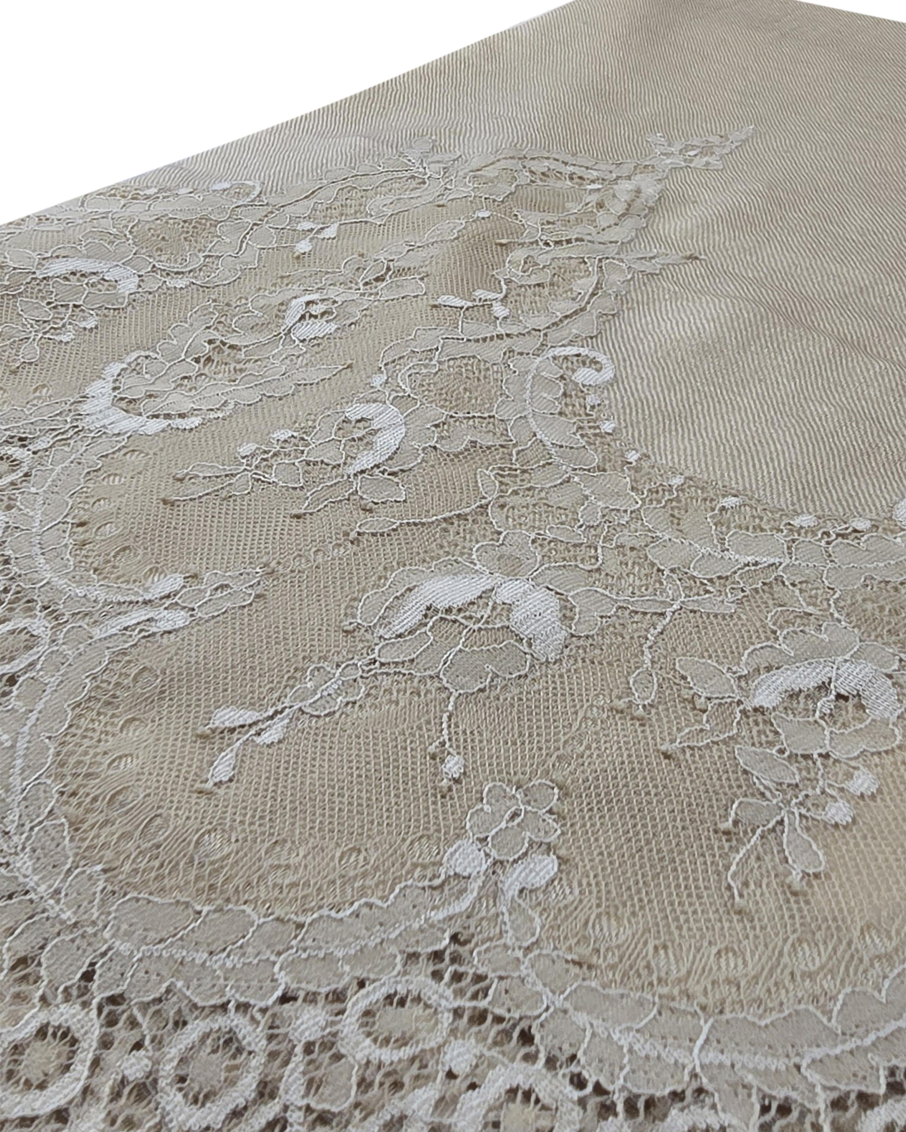 QUEENMARK | Scallop - Natural w/ Natural Lace
