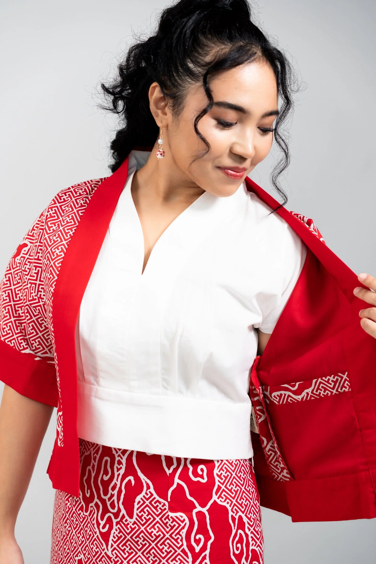 STUDIO GYPSIED | Batik Crop Jacket In Tumbuh Saga Seed Red