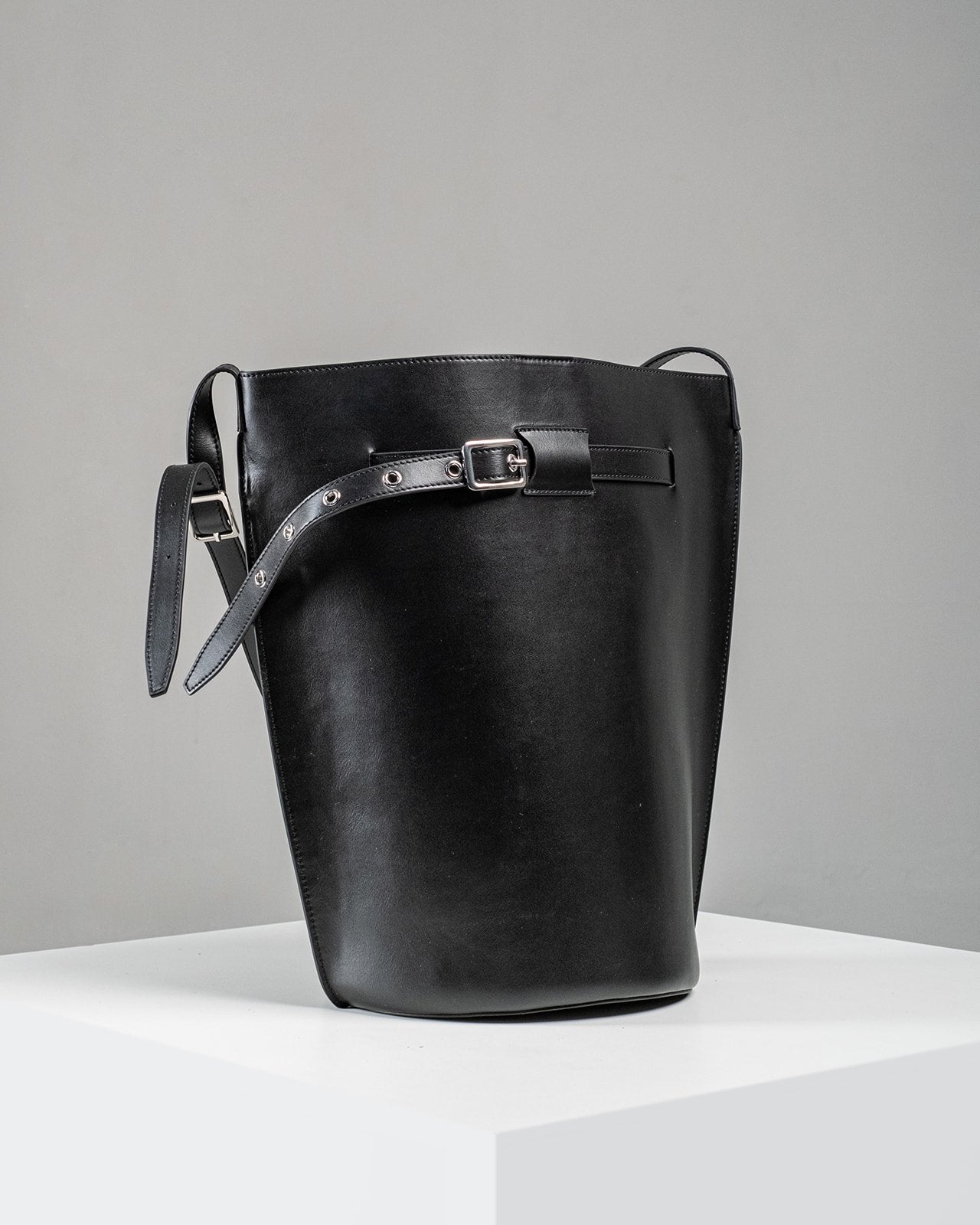 WU HAUS | Le Belt Black Lightweight Leather Bucket Shoulder Bag