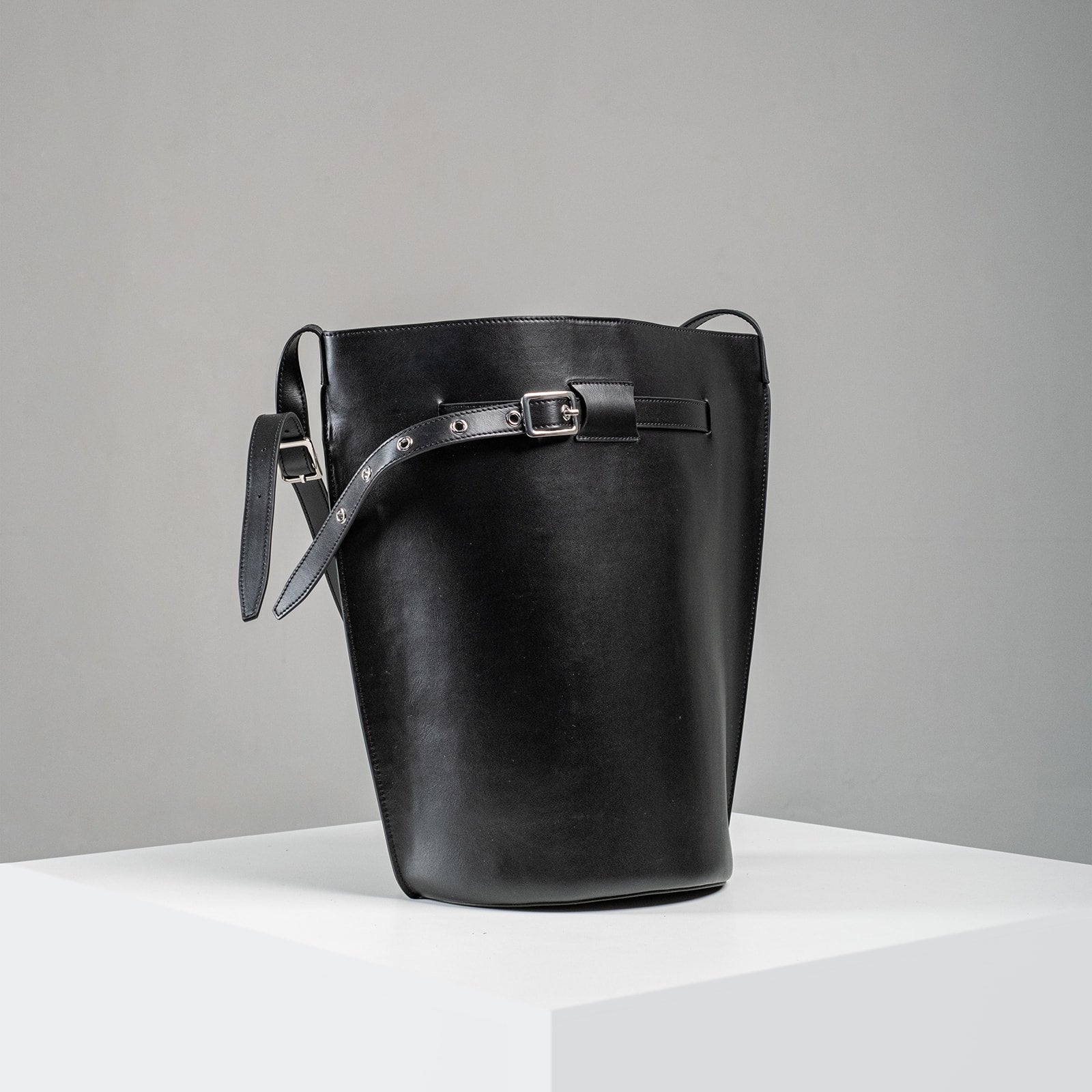 WU HAUS | Le Belt Black Lightweight Leather Bucket Shoulder Bag