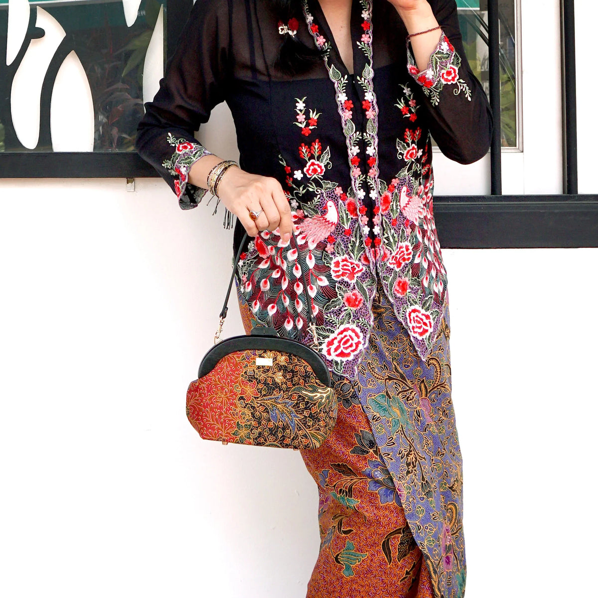 COCOONESE | Round Crossbody Bag With Wooden Frame - Moonlit Garden