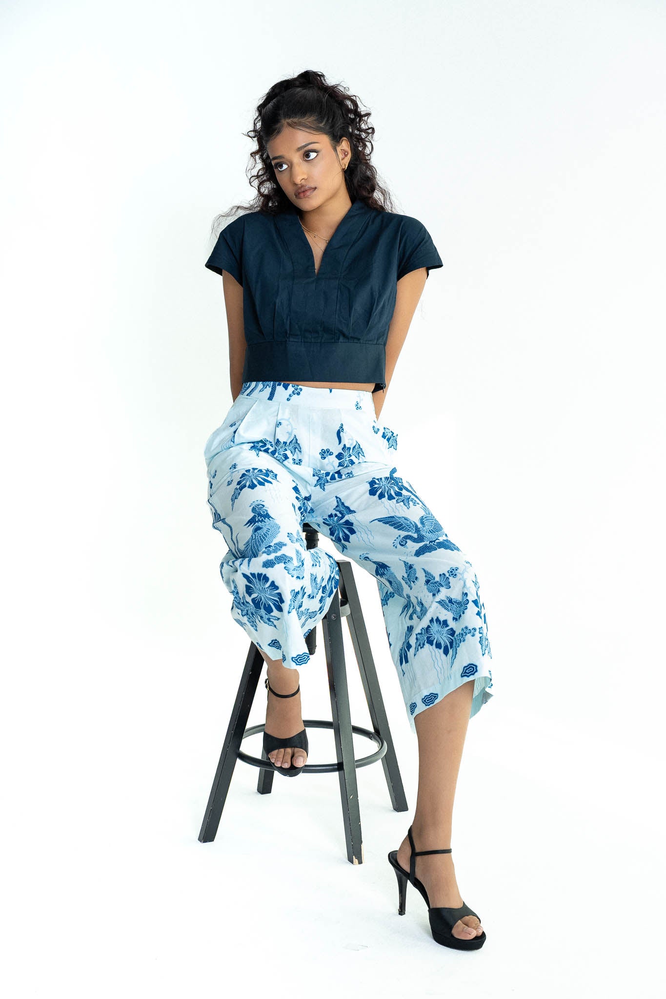 STUDIO GYPSIED | Navy Poplin Banded Crop Top