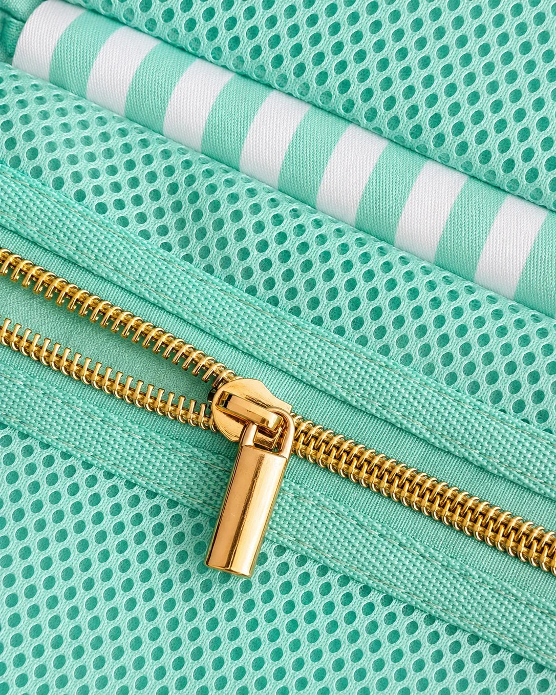 POSTCARD | The Layover Pouch