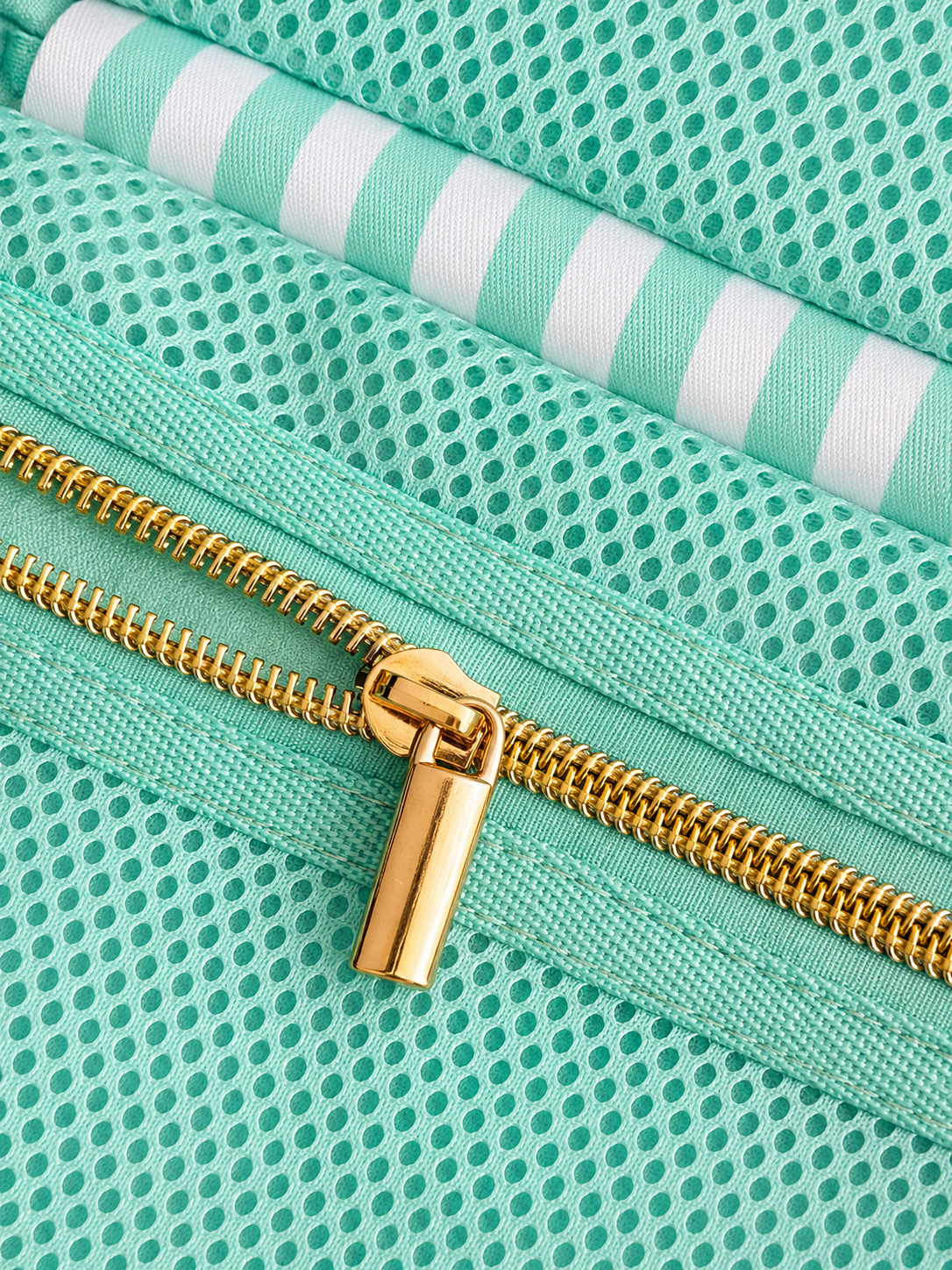 POSTCARD | The Layover Pouch