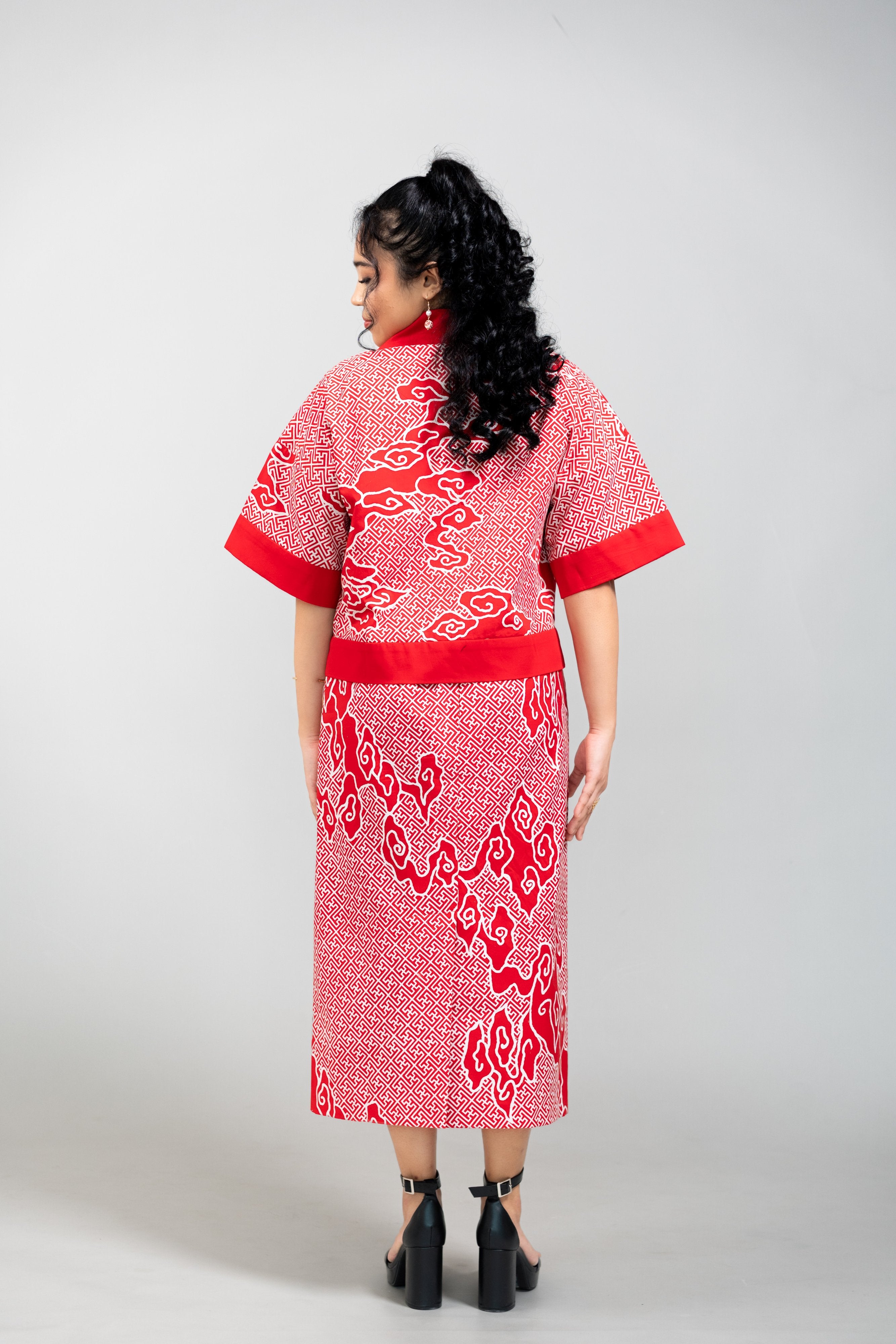 STUDIO GYPSIED | Batik Crop Jacket In Tumbuh Saga Seed Red