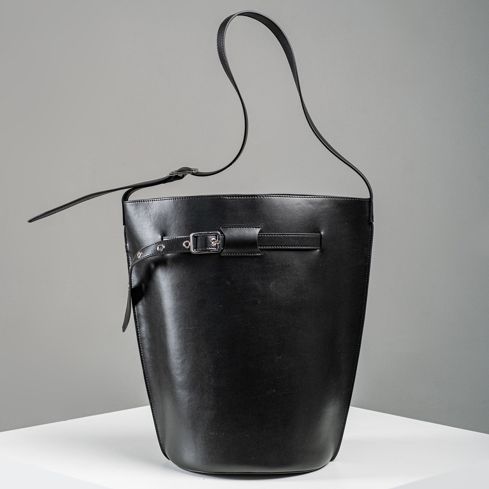 WU HAUS | Le Belt Black Lightweight Leather Bucket Shoulder Bag