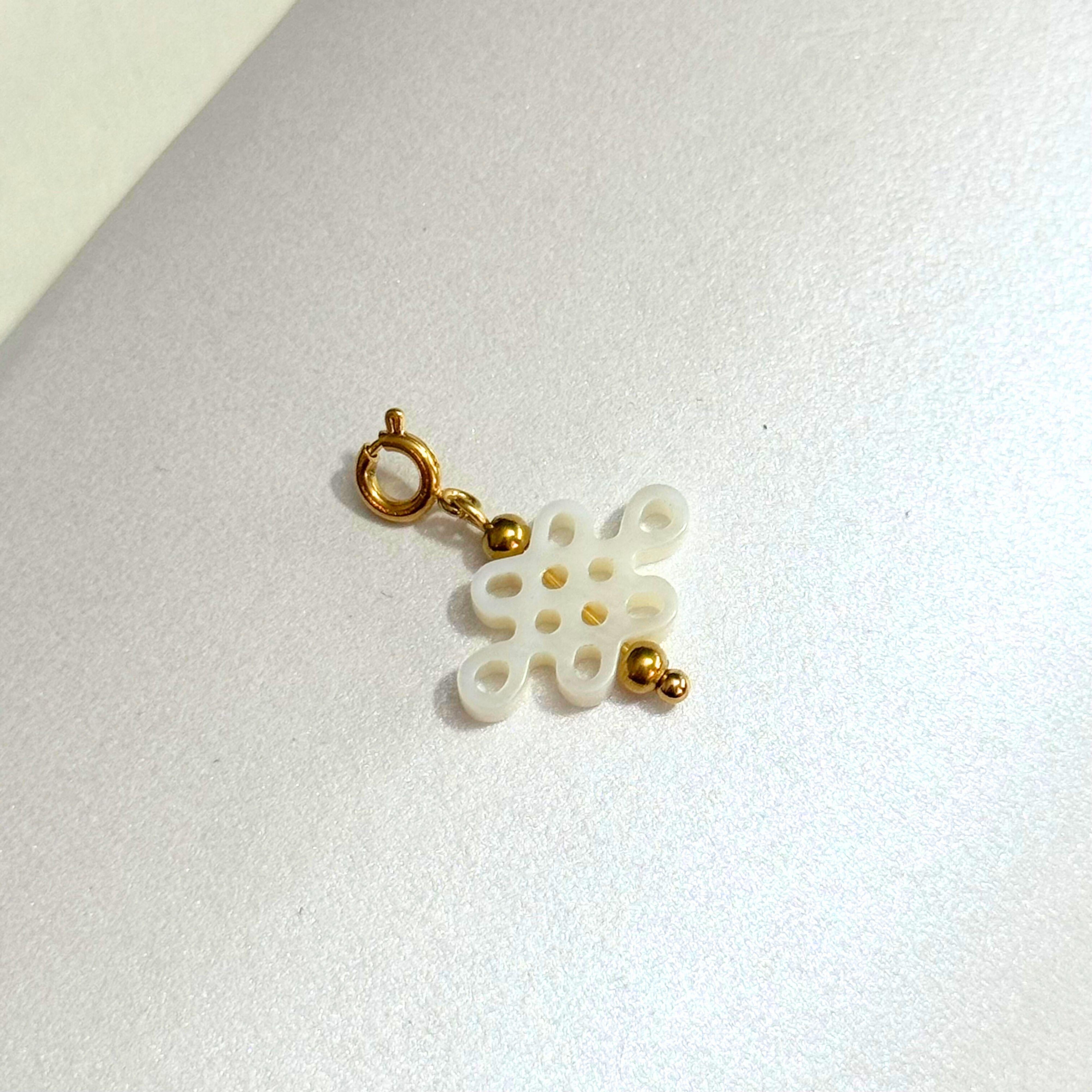 THE ANTECEDENT STORE | P - Ruyi Auspisious Knot Pendent In Shell