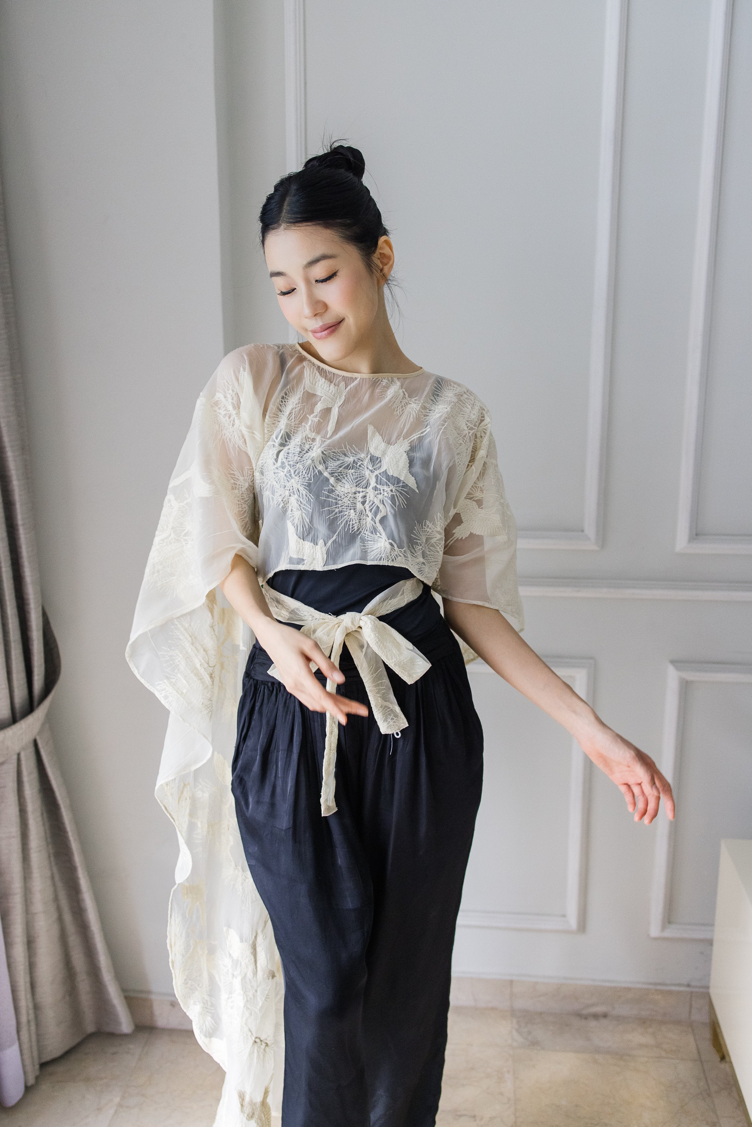 PAOPAO | 鹤 HÈ Sheer Cape