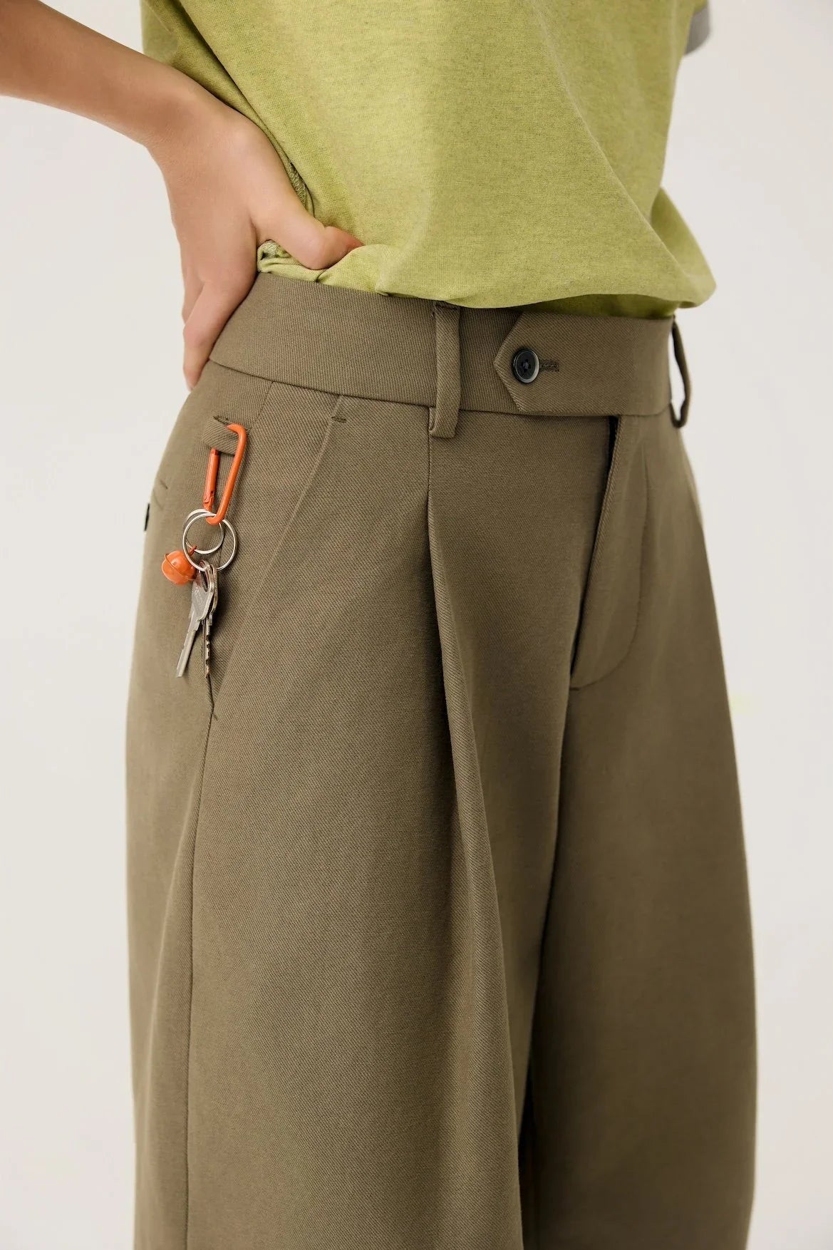 3EIGHTH | Nagi Pleated Shorts In Olive Mist