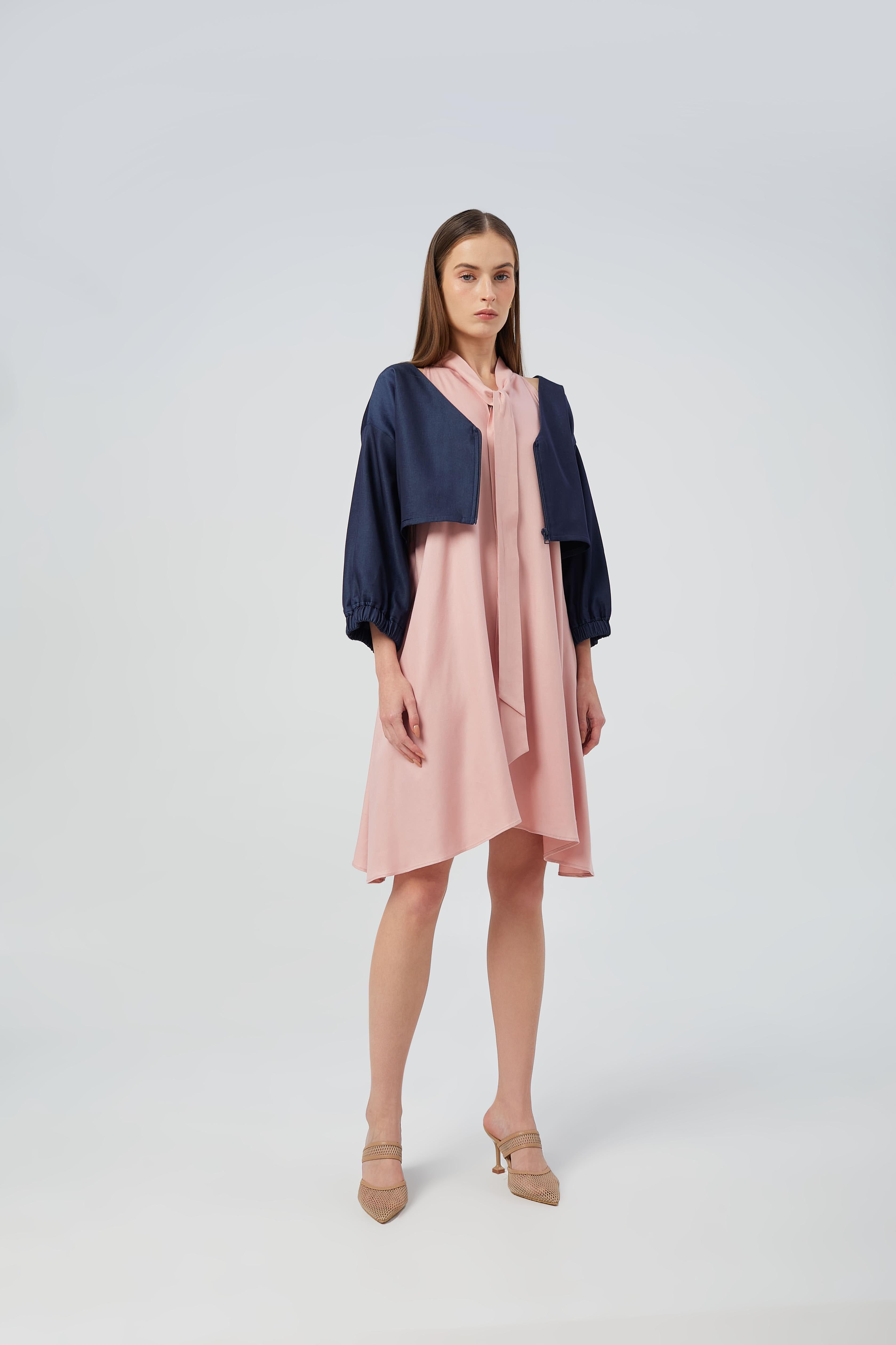 Cropped denim jacket with three-quarter balloon sleeves and a relaxed fit.