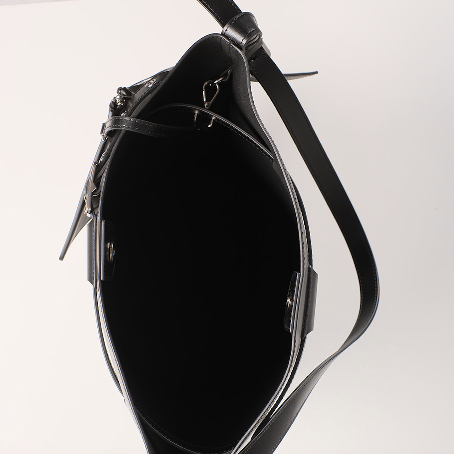 WU HAUS | Le Belt Black Lightweight Leather Bucket Shoulder Bag