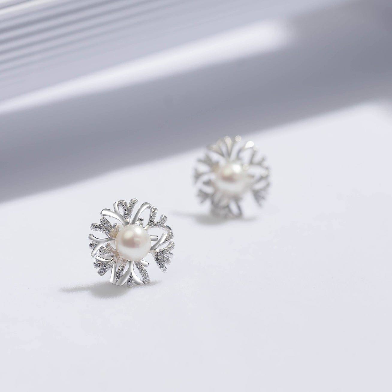 PEARLY LUSTRE | Elegant Freshwater Pearl Earrings WE00502 | GARDENS