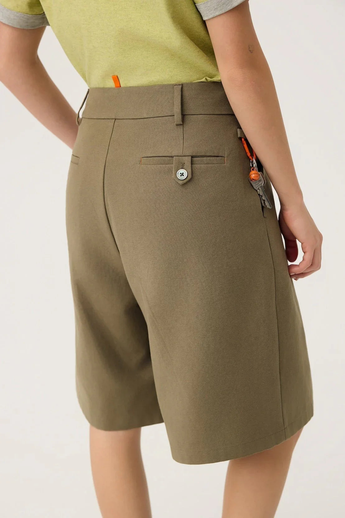 3EIGHTH | Nagi Pleated Shorts In Olive Mist