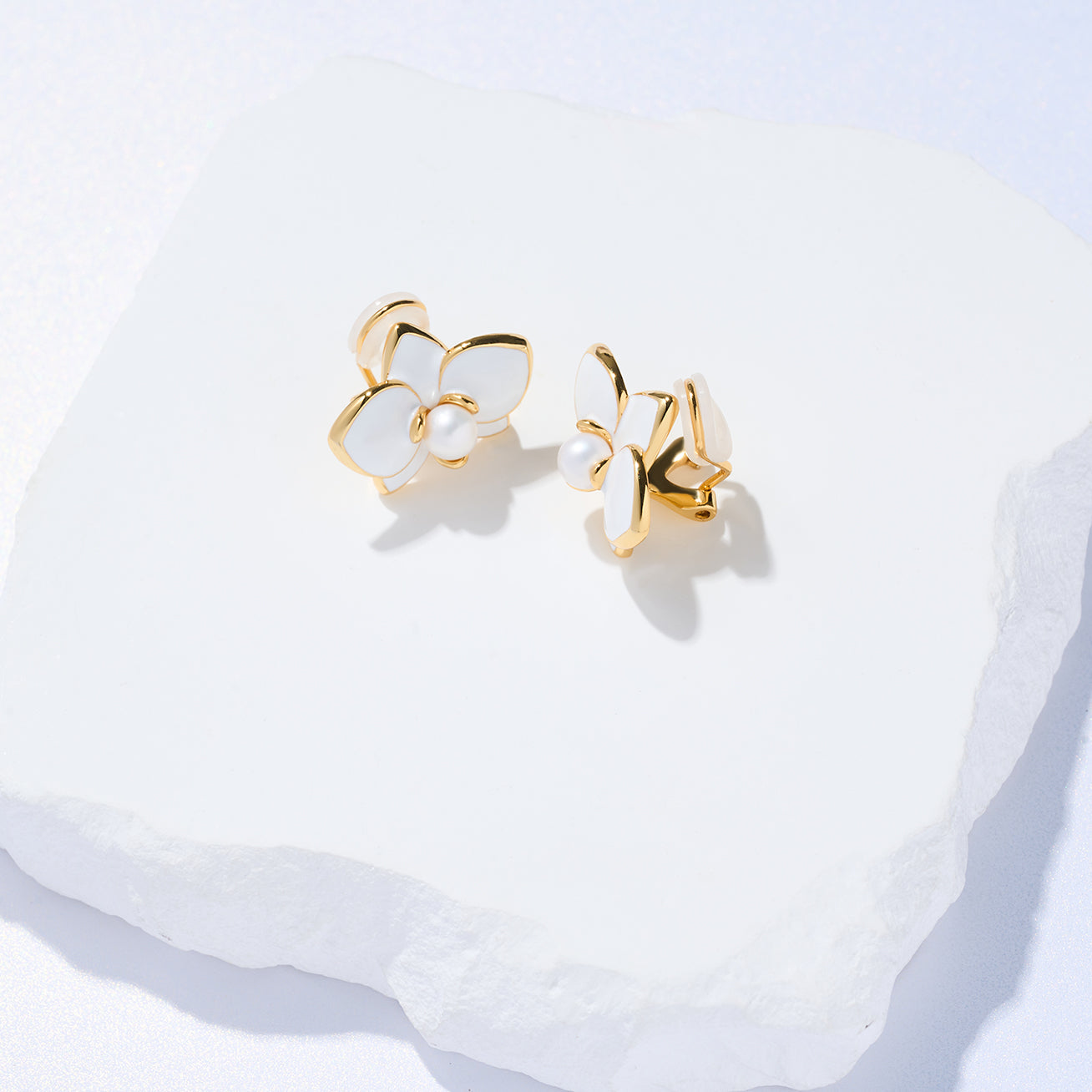 PEARLY LUSTRE | Clip-On Top Grade Freshwater Pearl Earrings WE00832 | ORCHID